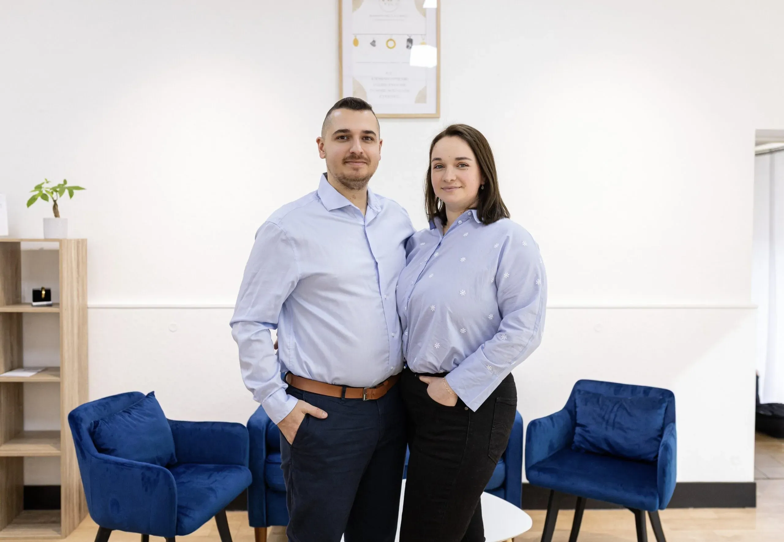 ortrait d'un homme et d'une femme posant ensemble en tenue professionnelle
