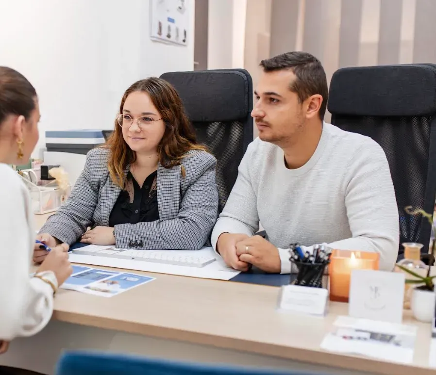 Couple en rendez-vous d'accompagnement dans une agence funéraire.